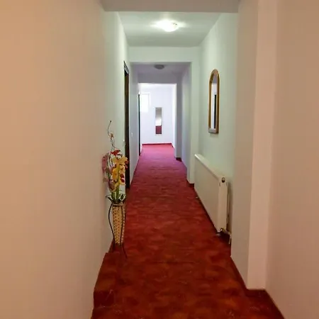 Gymy Bed and Breakfast 2*